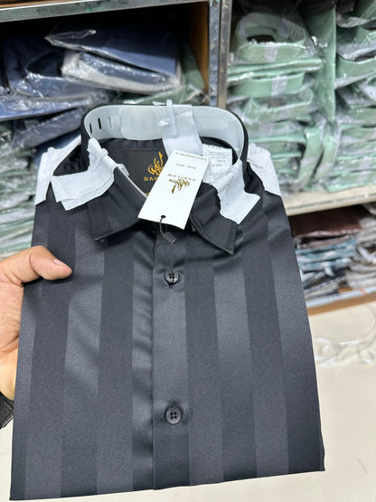 The Vibrant Essential Solid Shirt Collection
Elevate your wardrobe with our collection of Essential Solid Long-Sleeve Shirts. Designed for versatile wear, these shirts offer a sharp, modern fit and are crafted from a comfortable, lightly textured fabric t