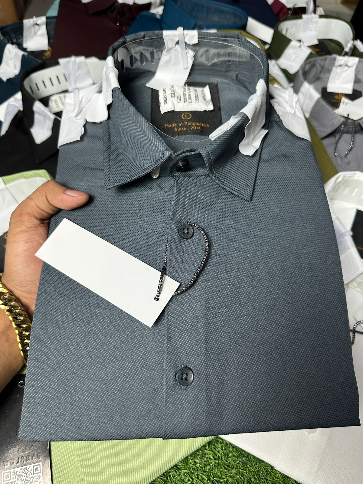 The Vibrant Essential Solid Shirt Collection
Elevate your wardrobe with our collection of Essential Solid Long-Sleeve Shirts. Designed for versatile wear, these shirts offer a sharp, modern fit and are crafted from a comfortable, lightly textured fabric t