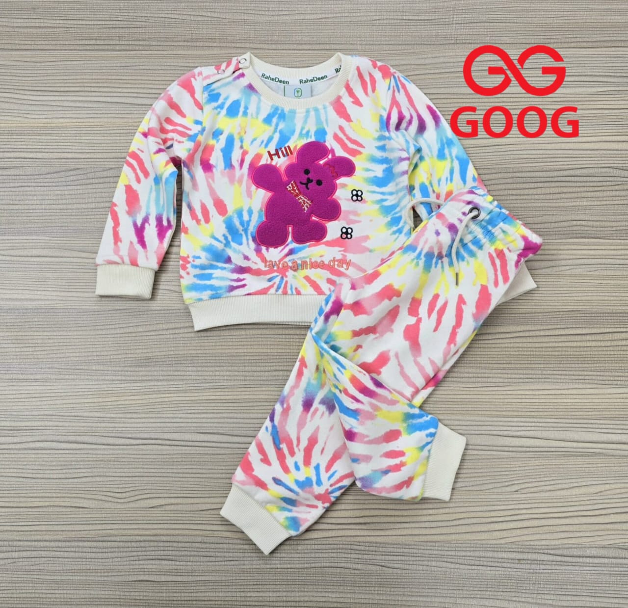 New Collection.
Kids sweatshirt .
Best quality products .
Stylish fashionable and comfortable.
Fabric : 220 GSM
Colours  = 16 
6 month  to  36 month.