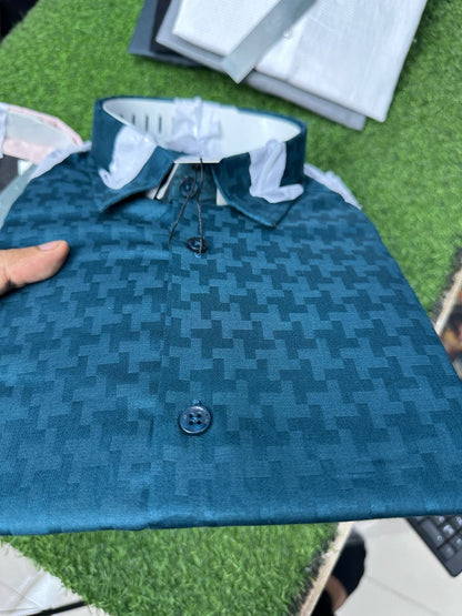 The Vibrant Essential Solid Shirt Collection
Elevate your wardrobe with our collection of Essential Solid Long-Sleeve Shirts. Designed for versatile wear, these shirts offer a sharp, modern fit and are crafted from a comfortable, lightly textured fabric t