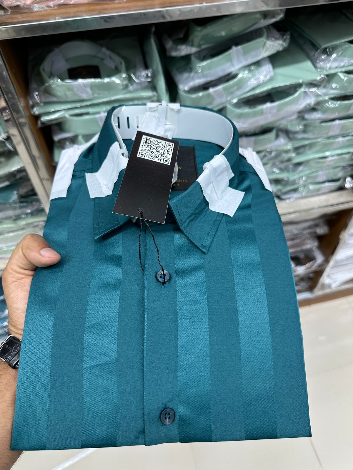 The Vibrant Essential Solid Shirt Collection
Elevate your wardrobe with our collection of Essential Solid Long-Sleeve Shirts. Designed for versatile wear, these shirts offer a sharp, modern fit and are crafted from a comfortable, lightly textured fabric t