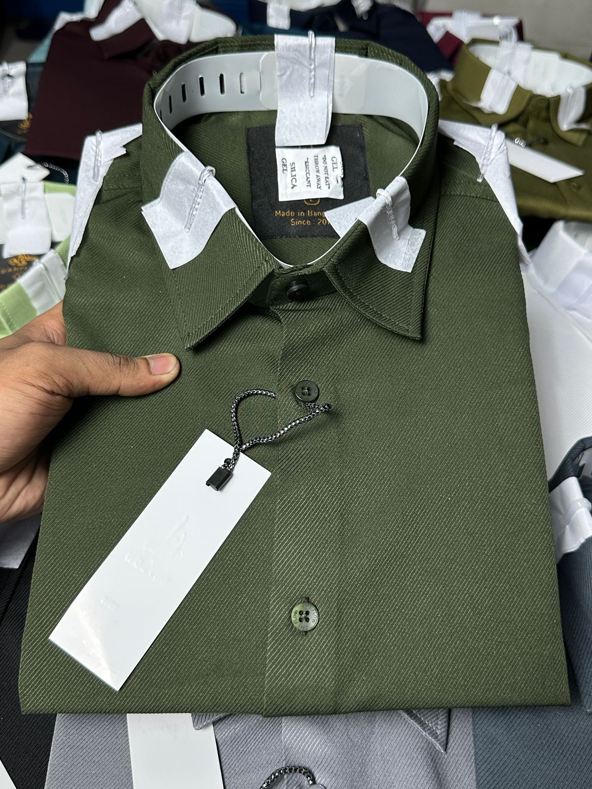 The Vibrant Essential Solid Shirt Collection
Elevate your wardrobe with our collection of Essential Solid Long-Sleeve Shirts. Designed for versatile wear, these shirts offer a sharp, modern fit and are crafted from a comfortable, lightly textured fabric t