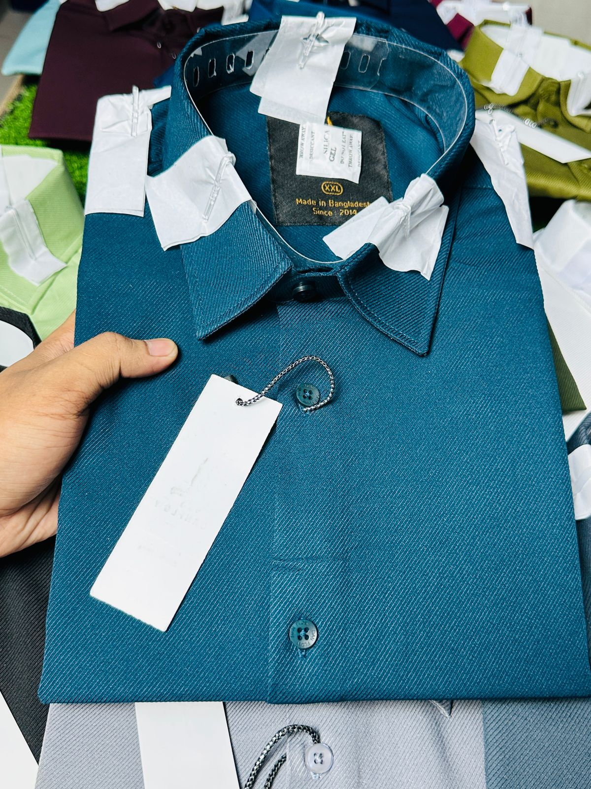 The Vibrant Essential Solid Shirt Collection
Elevate your wardrobe with our collection of Essential Solid Long-Sleeve Shirts. Designed for versatile wear, these shirts offer a sharp, modern fit and are crafted from a comfortable, lightly textured fabric t