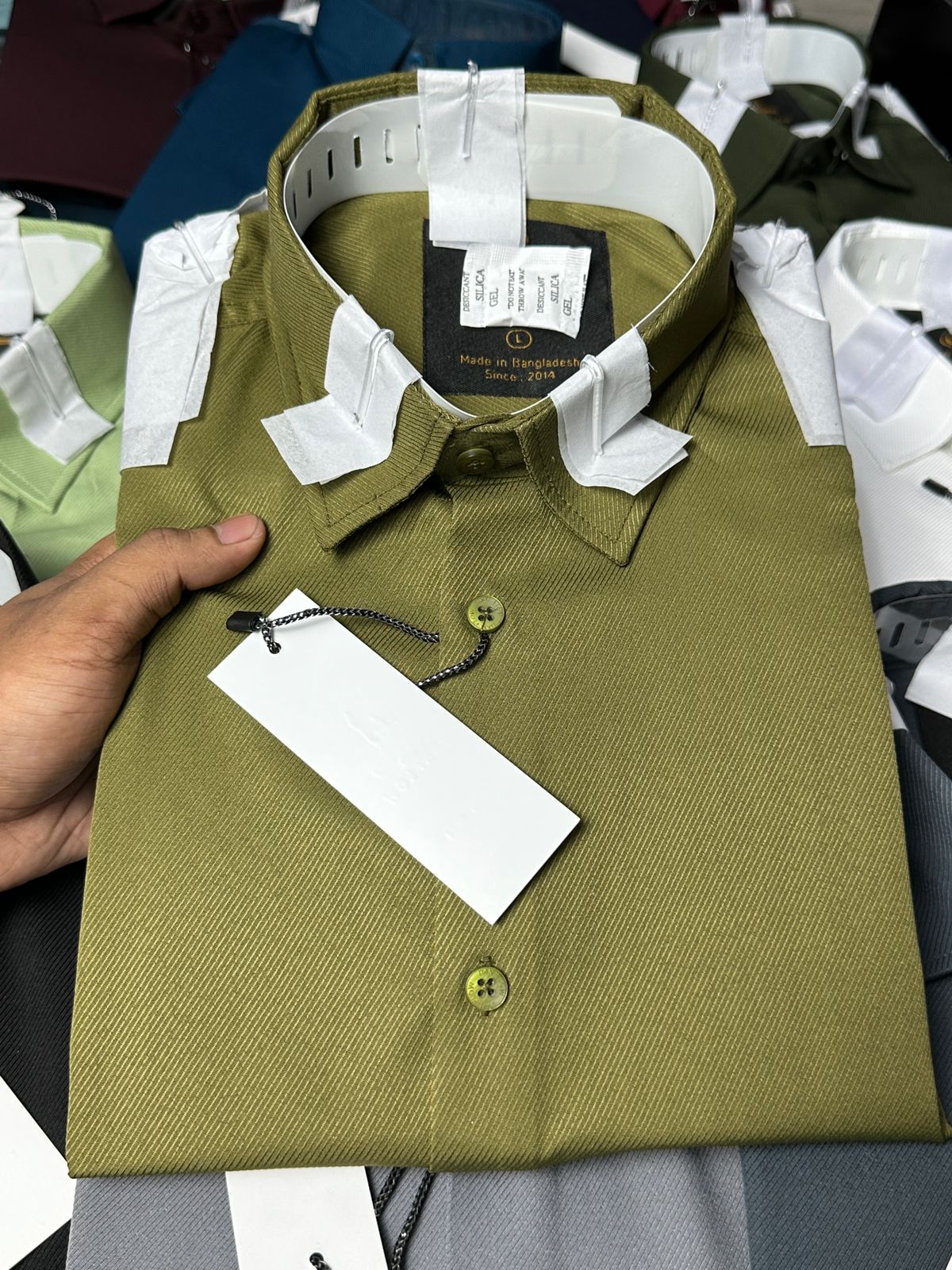 The Vibrant Essential Solid Shirt Collection
Elevate your wardrobe with our collection of Essential Solid Long-Sleeve Shirts. Designed for versatile wear, these shirts offer a sharp, modern fit and are crafted from a comfortable, lightly textured fabric t